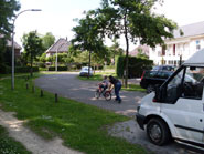 Mamma leert me fietsen zonder zijwieltjes